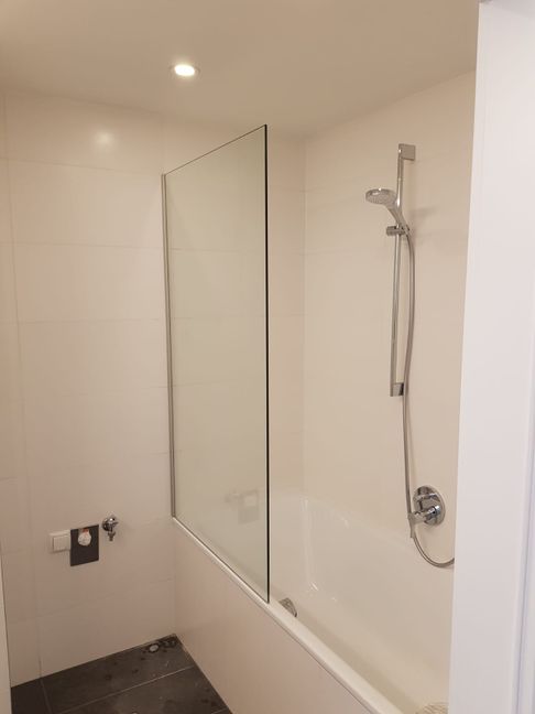 Dusche – Spritzschutz – Klappfalt über Badewanne 